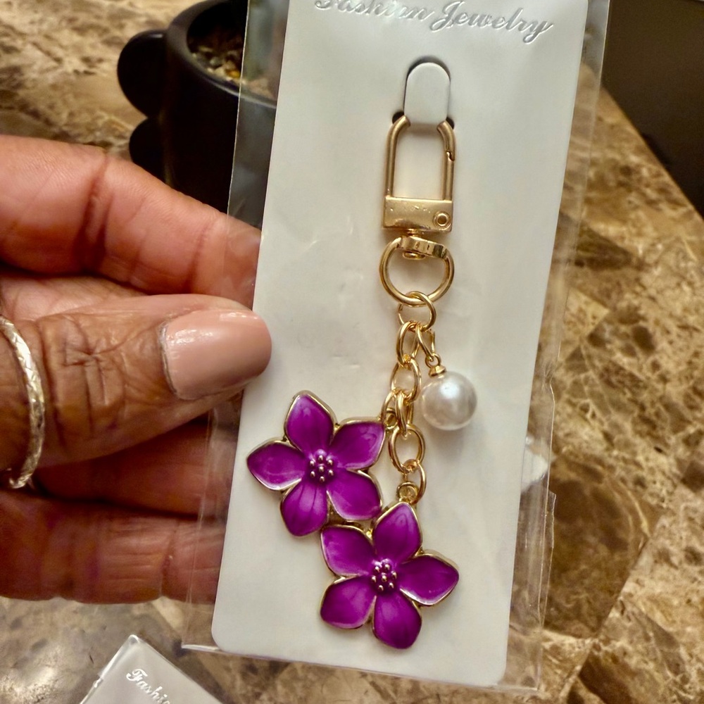 (Your Choice) Gold Flower Bag/Keychain with Pearl Charm - Pink, Purple, or Red - Picture 3 of 4